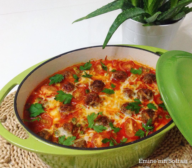 Güveçte sebzeli köfte güveç