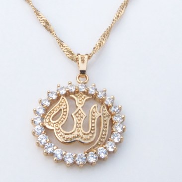 çıplak dekoltede Allah yazılı kolye