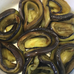 Gül patlıcan sarılışı